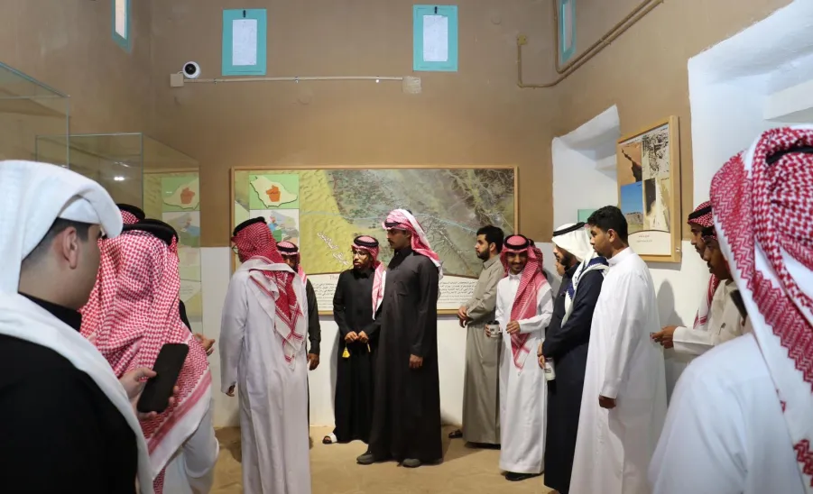 Students of Applied College visit the Emirate Palace in the Heritage Village in Ghat - زيارة قصر الغاط 
