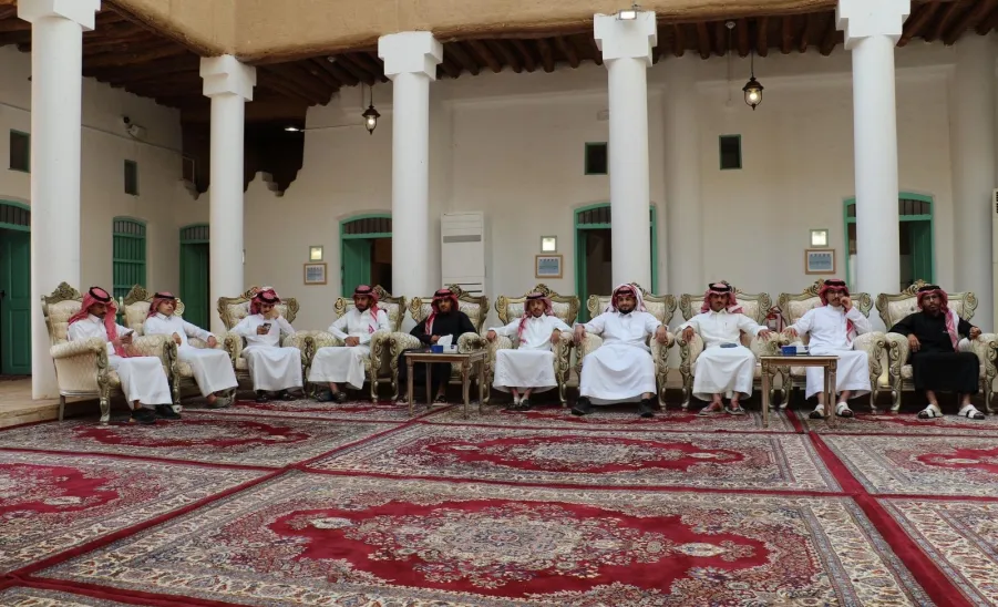 Students of Applied College visit the Emirate Palace in the Heritage Village in Ghat - زيارة قصر الغاط 