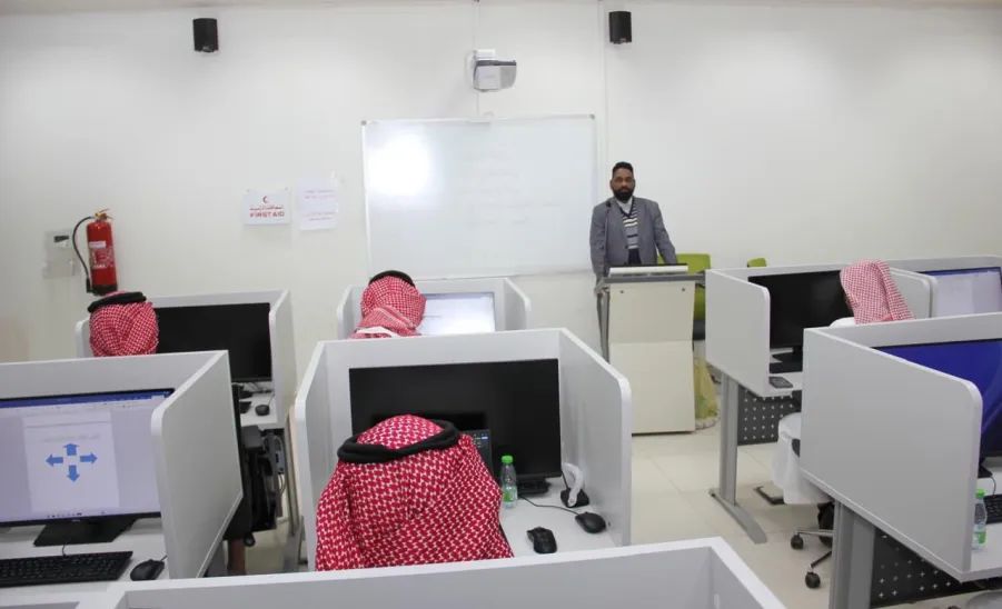 The Applied College organizes a training course on using computers in office work -  دورة 