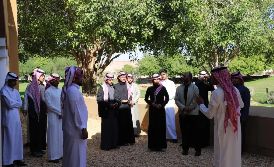 The College students visit Abdulrahman Al-Sudairy Cultural Center in Ghat -  زيارة