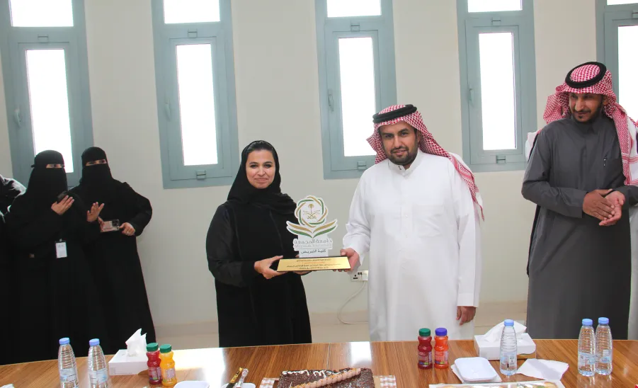 عميد ومنسوبي كلية التمريض يهنئون الدكتور جازي العتيبي  - عميد ومنسوبي كلية التمريض يهنئون الدكتور جازي العتيبي بمناسبة ترقيته إلى رتبة أستاذ في قسم الإدارة في التمريض