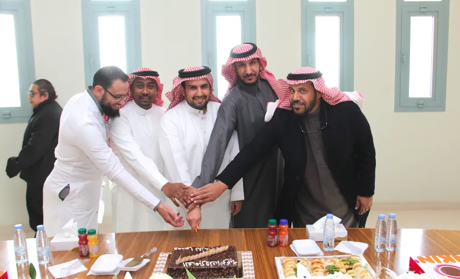 عميد ومنسوبي كلية التمريض يهنئون الدكتور جازي العتيبي  - عميد ومنسوبي كلية التمريض يهنئون الدكتور جازي العتيبي بمناسبة ترقيته إلى رتبة أستاذ في قسم الإدارة في التمريض