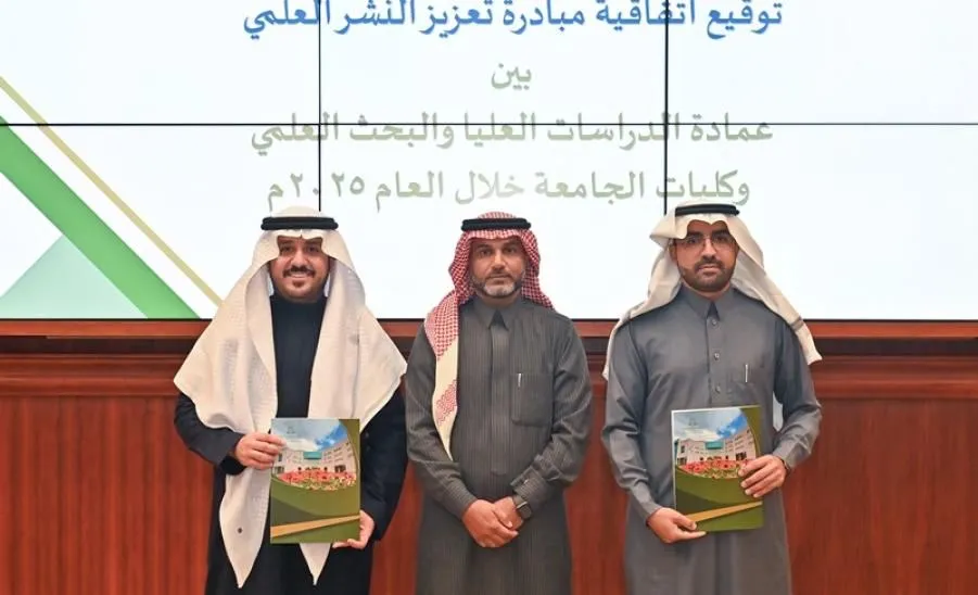 وكيل الجامعة للدراسات العليا والبحث العلمي يدشن البرامج البحثية المدعومة من الجامعة للعام 2025 م - توقيع 
