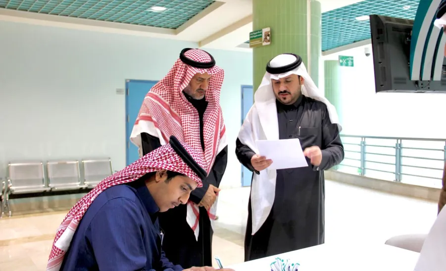 The CEO of the Applied College conducts an inspection tour the Admission and Registration Unit -  صوره