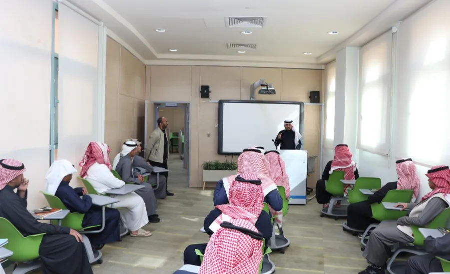 وحدة شؤون الطلاب بالكلية التطبيقية بالمجمعة تنظم زيارة طلابية إلى المكتبة المركزية - زيارة