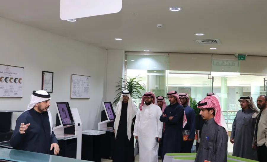 وحدة شؤون الطلاب بالكلية التطبيقية بالمجمعة تنظم زيارة طلابية إلى المكتبة المركزية - زيارة