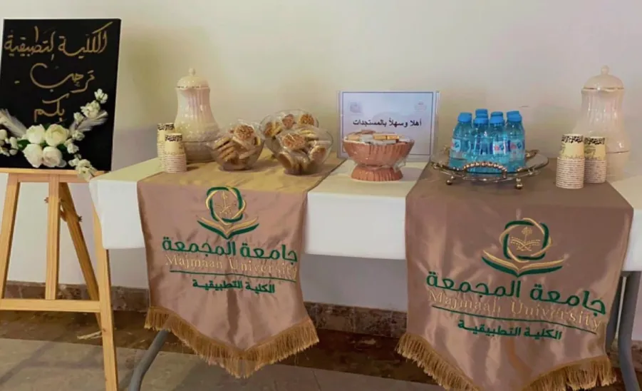 A group of students from the "Professionals" Club welcome new students - ترحيب