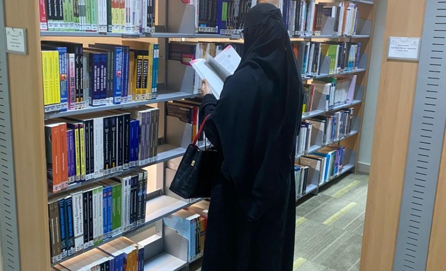 طالبات كلية التمريض في زيارة لمكتبة جامعة المجمعة المركزية