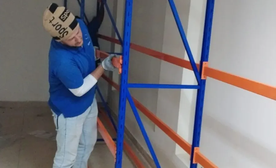 The General Administration of Facilities prepares the warehouse shelves in colleges and administrations - أرفف مستودعات