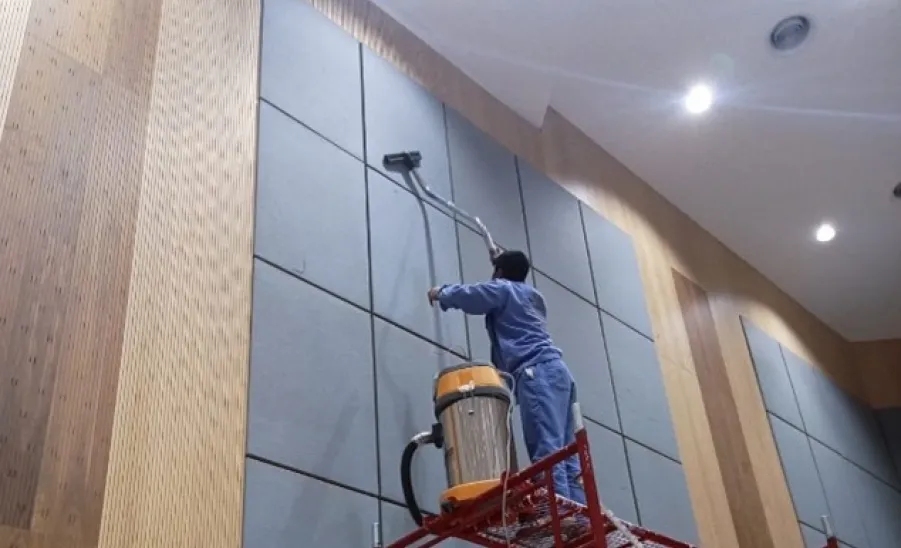 The General Administration of Projects, Operations and Maintenance, renovates the university auditorium  - صورة
