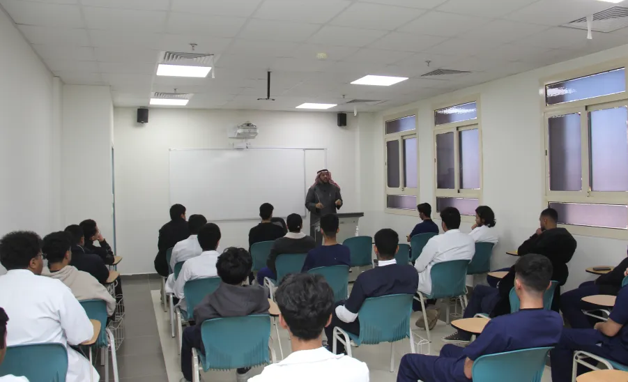 Supervisor of the preparatory year at the College of Nursing  -  المشرف على السنة التحضيرية بكلية التمريض يلتقي بالطلاب
