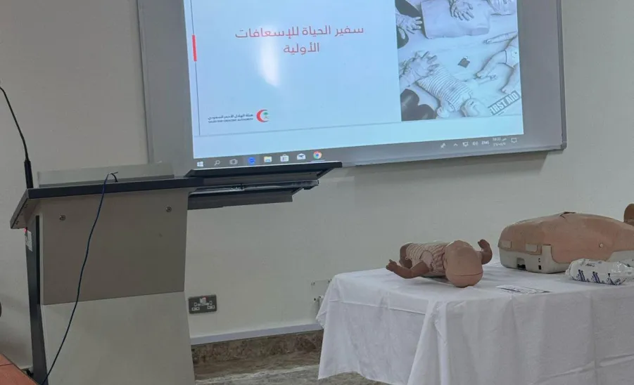 The Applied College conducts a first aid program  -  سفير الحياة 