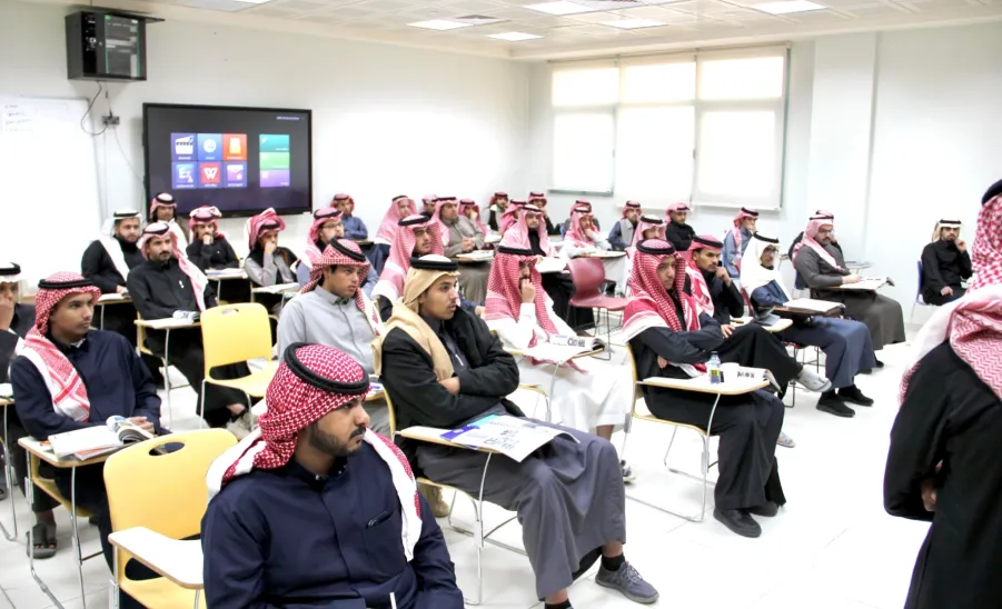 Students of the "Professionals" Club and the Student Advisory Council meet with new students  - لقاء 