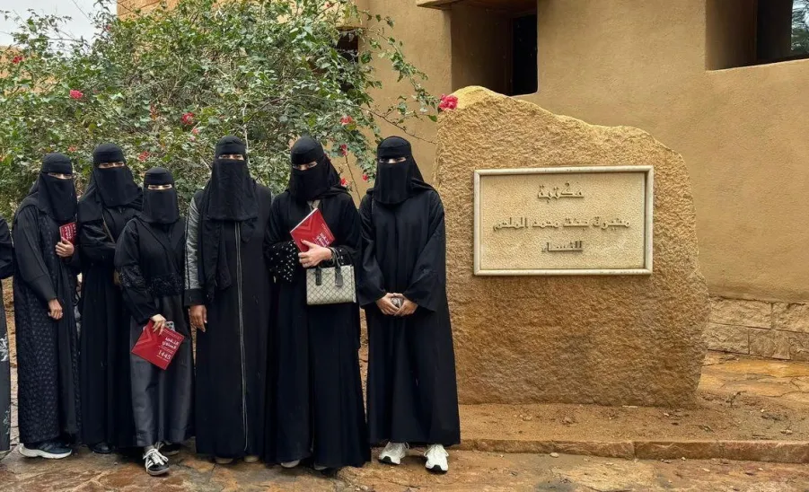 The Applied College students visits Munira Al-Malham Library in Ghat - زيارة 