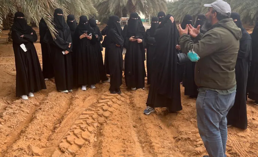 The Applied College students organize an educational student visit to the Dakkah Dates Factory -  زيارة 