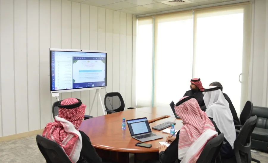 The Permanent Committee for Academic Plans and Curricula reviews ways to develop the College of Science programs - اجتماع اللجنة الدائمة للخطط والمناهج الدراسية 