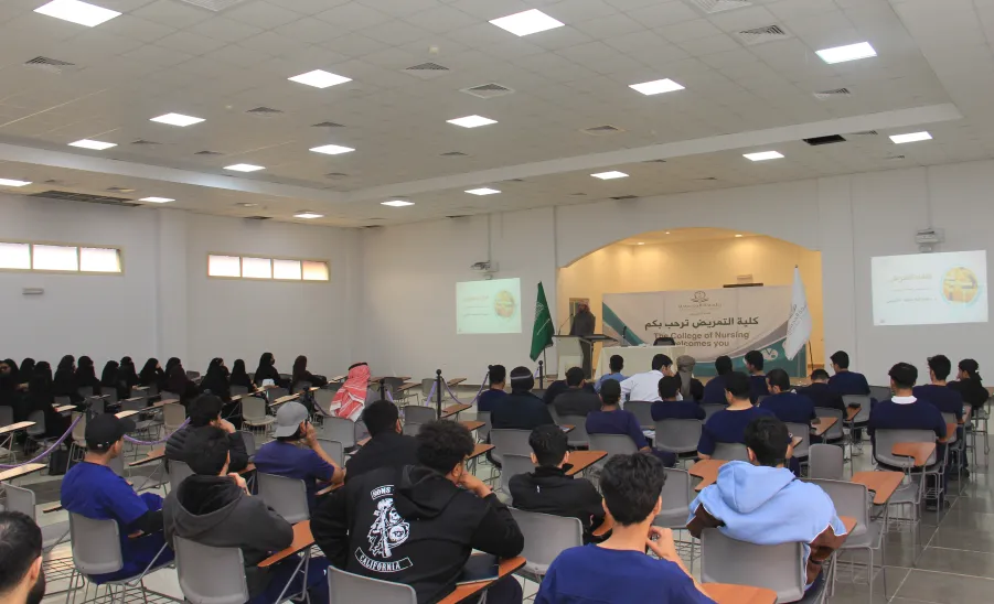 المشرف على السنة الأولى بكلية التمريض يلتقي بطلبة الكلية - المشرف على السنة الأولى بكلية التمريض يلتقي بطلبة الكلية
