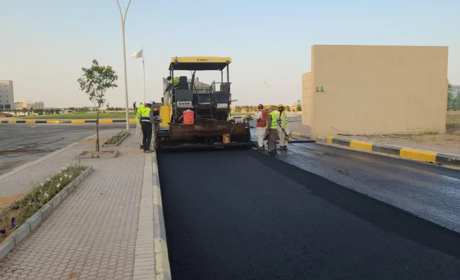 The General Administration of Projects, Operations, and Maintenance is carrying out maintenance works in the university campus - صورة