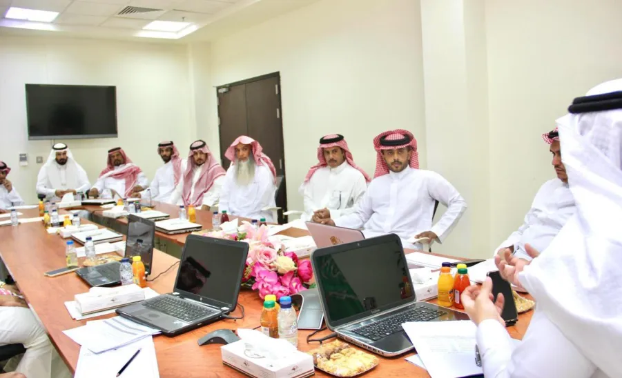 CEO of the Applied College visits the college branch in Remah -  اجتماع 