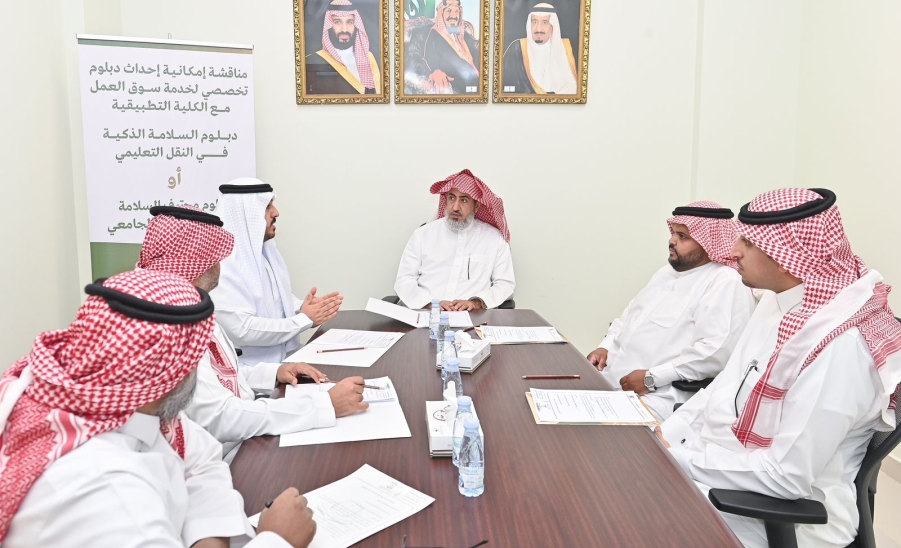وكيل الجامعة للتنمية والاستثمار يتفقد عدد من مواقع حافلات النقل خلال فترة الاختبارات 