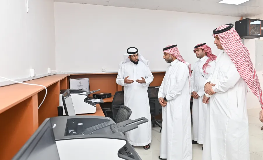 THE VICE-RECTOR LAUNCHES THE DOCUMENT DESTRUCTION FACILITY UNDER THE ARCHIVES AND RECORDS FACILITY
 -  .
