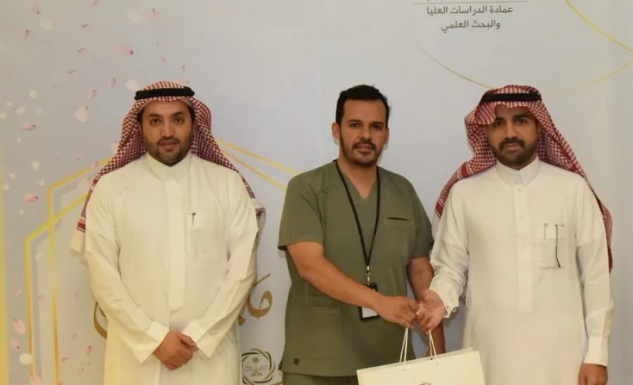 The Deanship of Graduate Studies and Scientific Research gives away graduation robes for postgraduate students - gssr