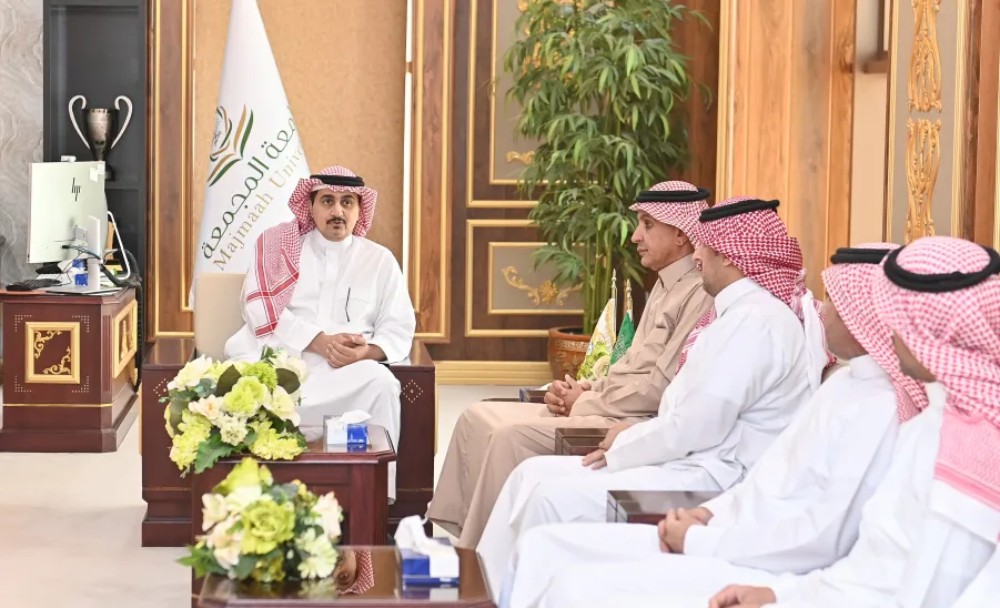 رئيس الجامعة يستقبل أعضاء لجنة إعداد الحساب الختامي - أعضاء لجنة إعداد الحساب الختامي