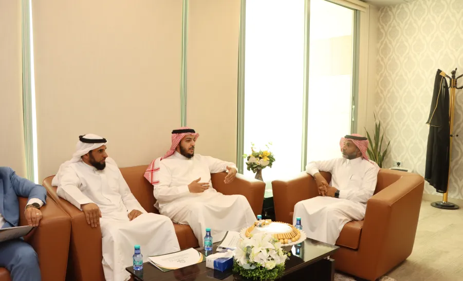 The Vice Rector honors the staff of the Archives and Records Center -  .