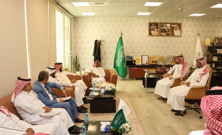 The Vice Rector honors the staff of the Archives and Records Center -  .