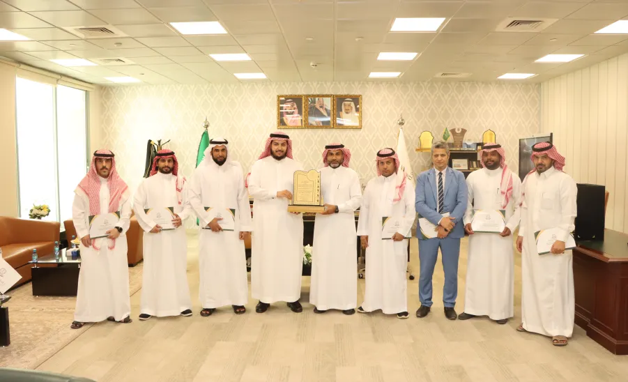 The Vice Rector honors the staff of the Archives and Records Center -  .