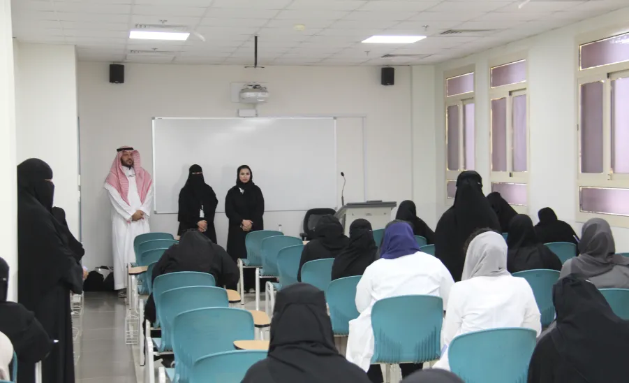 The Dean of the College of Nursing inspects the progress of final examinations for the Academic Year 1446 AH -  عميد كلية التمريض تتفقد سير الاختبارات النهائية للعام الجامعي 1446هـ