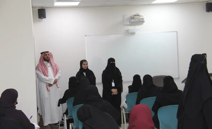 The Dean of the College of Nursing inspects the progress of final examinations for the Academic Year 1446 AH -  عميد كلية التمريض تتفقد سير الاختبارات النهائية للعام الجامعي 1446هـ