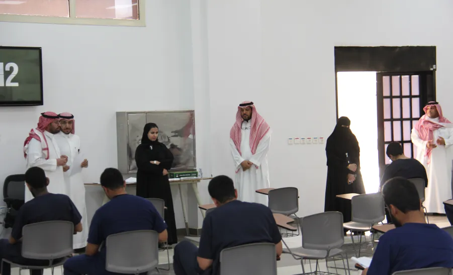 The Dean of the College of Nursing inspects the progress of final examinations for the Academic Year 1446 AH -  عميد كلية التمريض تتفقد سير الاختبارات النهائية للعام الجامعي 1446هـ