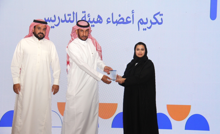 كلية التمريض تقيم حفل ختام الأنشطة للعام الأكاديمي 1446هـ