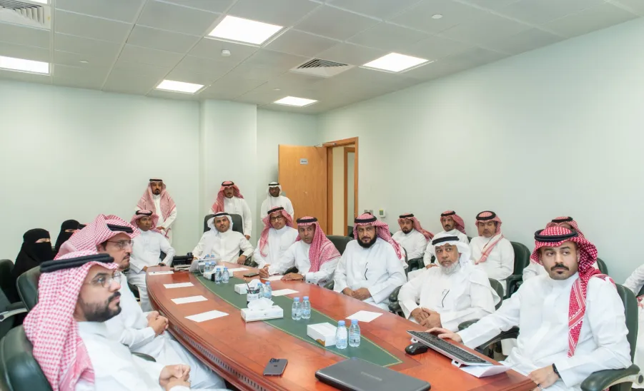 عدد من مسؤولي الجامعة في زيارة لعمادة تقنية المعلومات والتعليم الإلكتروني - زيارة جهات الجامعة لعمادة تقنية المعلومات والتعليم الإلكتروني