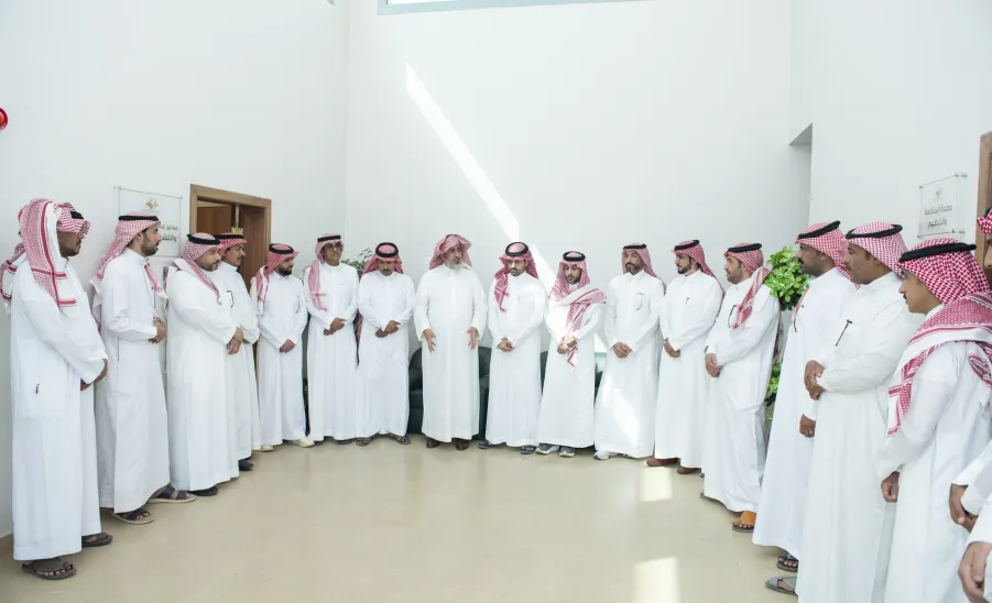 وكيل الجامعة للتنمية والاستثمار يشارك في احتفالية حصول الإدارة على المركز الأول في فئة الإدارات - صورة