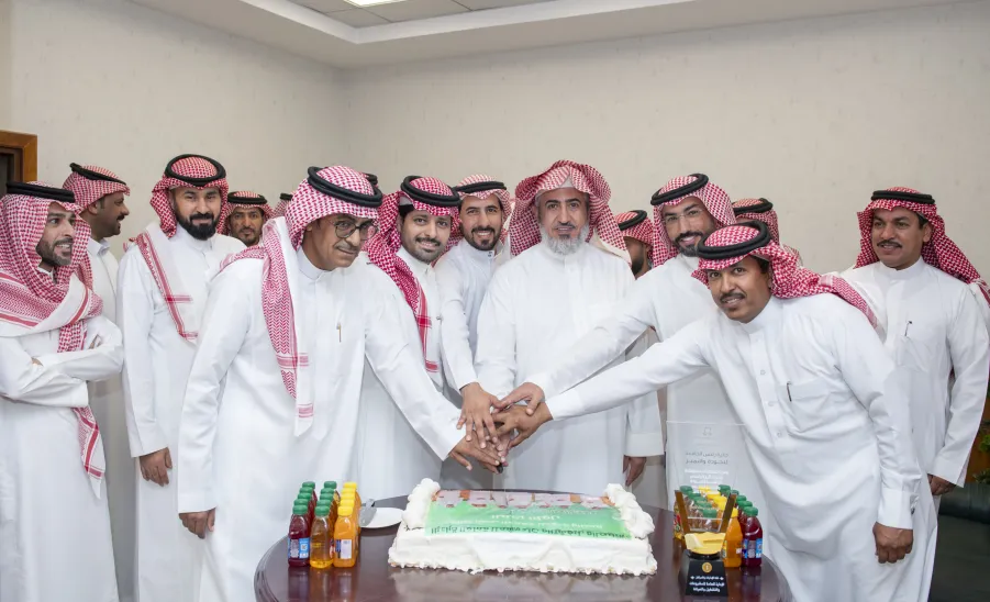 وكيل الجامعة للتنمية والاستثمار يشارك في احتفالية حصول الإدارة على المركز الأول في فئة الإدارات - صورة