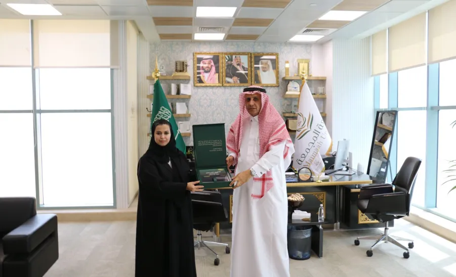 The General Administration of Administrative and Financial Affairs receives a copy of the College of Nursing’s Annual Reference Report  - استلام التقرير