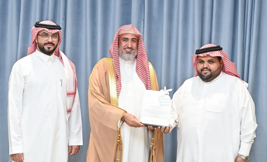 وكيل الجامعة للتنمية والاستثمار يكرم الإدارة العامة للخدمات باليوم العالمي للعلاقات العامة - 1
