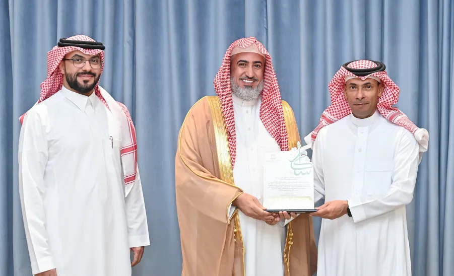 في اليوم العالمي للعلاقات العامة : رئيس الجامعة يكرم عمادة تقنية المعلومات والتعليم الإلكتروني - العميد يستلم الدرع