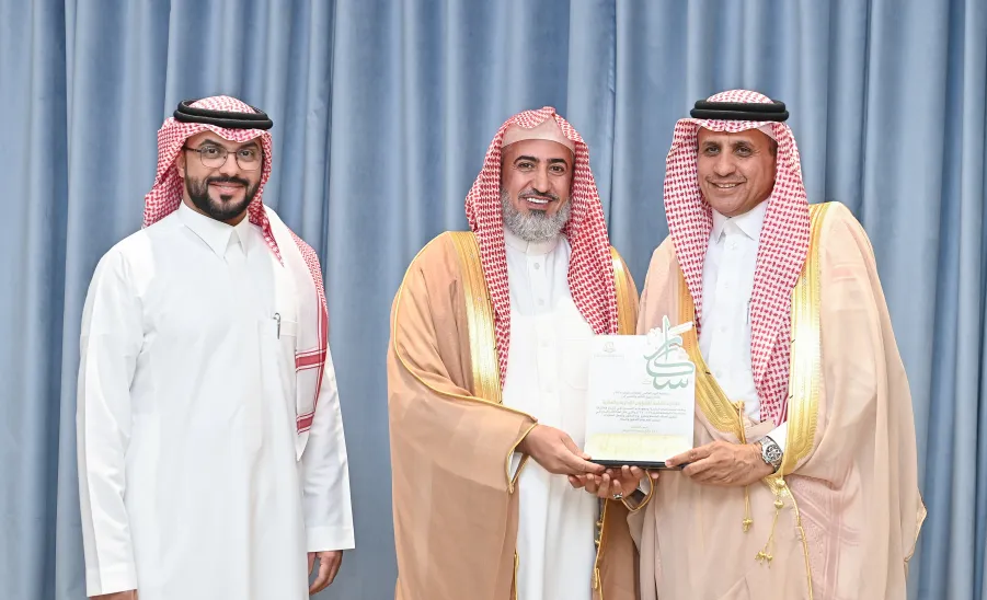 The Vice-Rector for Development and Investment honors the General Administration of Administrative and Financial Affairs  - تكريم يوم العلاقات العالمي