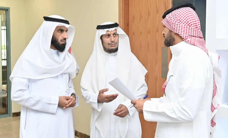 وكيل الجامعة للشؤون التعليمية يطّلع على سير مقابلات المتقدمين لكلية الطب  - لجنة القبول الصحية
