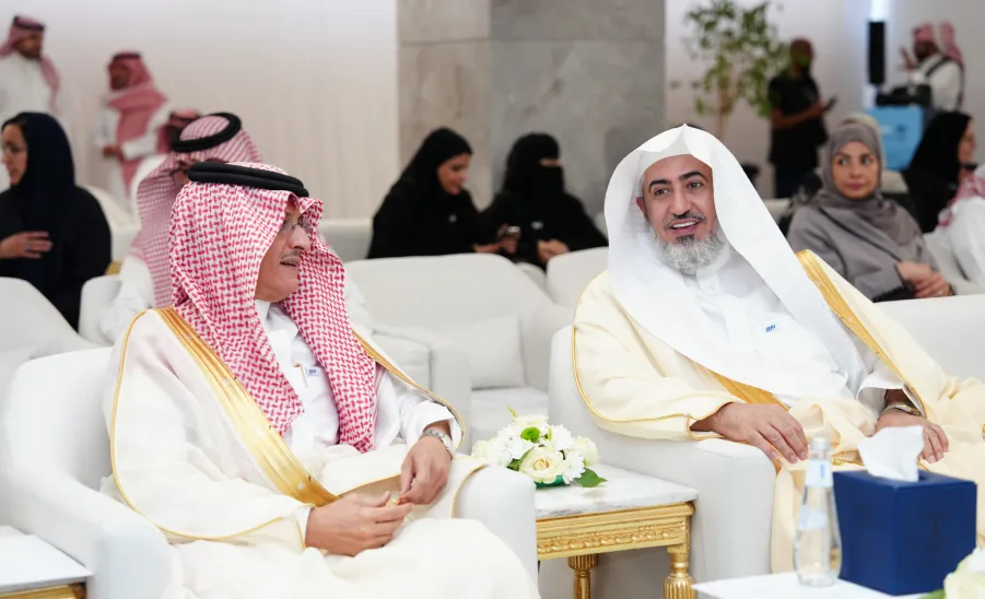 بالشراكة بين الجامعة وهيئة حقوق الإنسان:  وكيل الجامعة للتنمية والاستثمار يشارك في حفل ختام برنامج "خبير في حقوق الإنسان" - وكيل جامعة المجمعة للتنمية والاستثمار