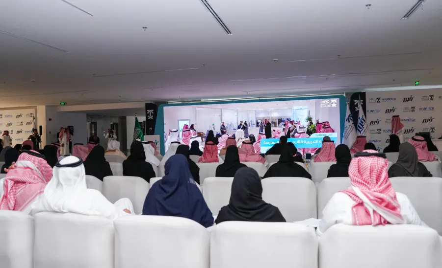 بالشراكة بين الجامعة وهيئة حقوق الإنسان:  وكيل الجامعة للتنمية والاستثمار يشارك في حفل ختام برنامج "خبير في حقوق الإنسان" - من الحفل