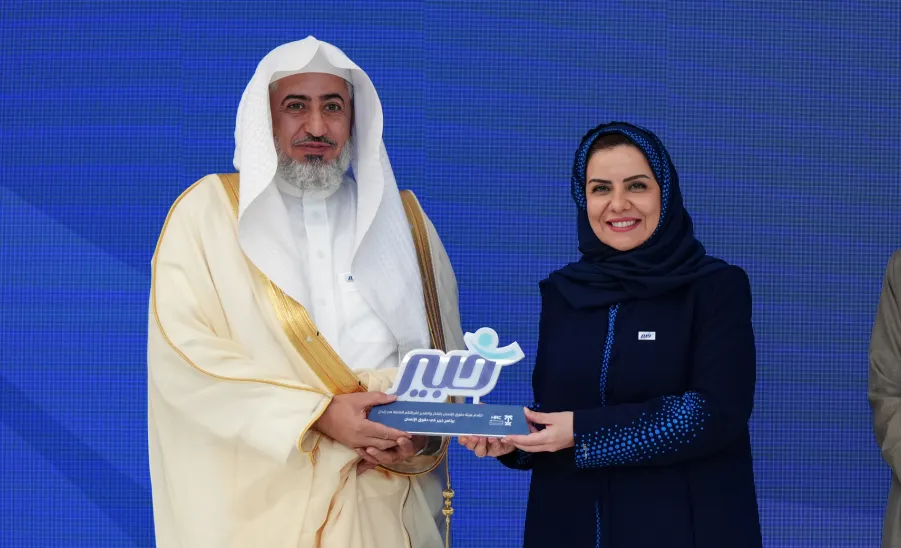 بالشراكة بين الجامعة وهيئة حقوق الإنسان:  وكيل الجامعة للتنمية والاستثمار يشارك في حفل ختام برنامج "خبير في حقوق الإنسان" - وكيل جامعة المجمعة للتنمية والاستثمار اثناء التكريم