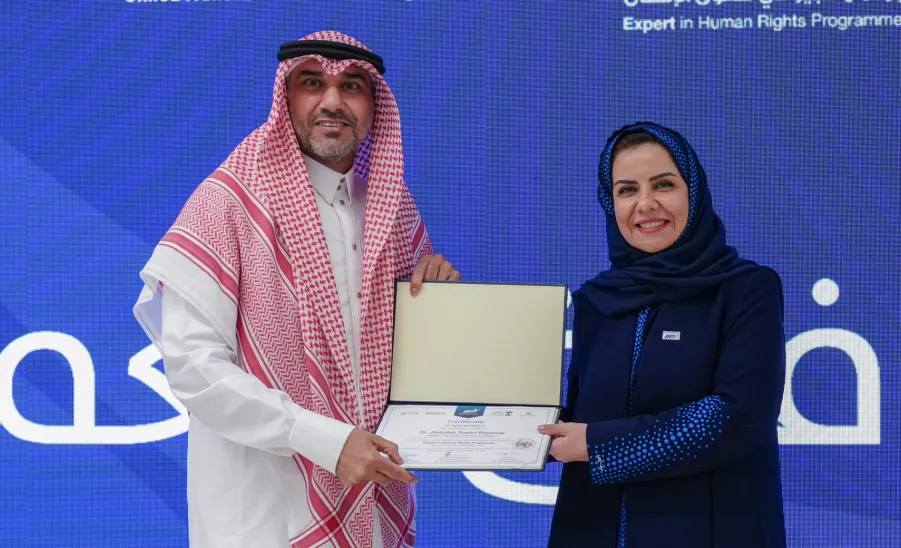 بالشراكة بين الجامعة وهيئة حقوق الإنسان:  وكيل الجامعة للتنمية والاستثمار يشارك في حفل ختام برنامج "خبير في حقوق الإنسان" - من تكريم الجامعة