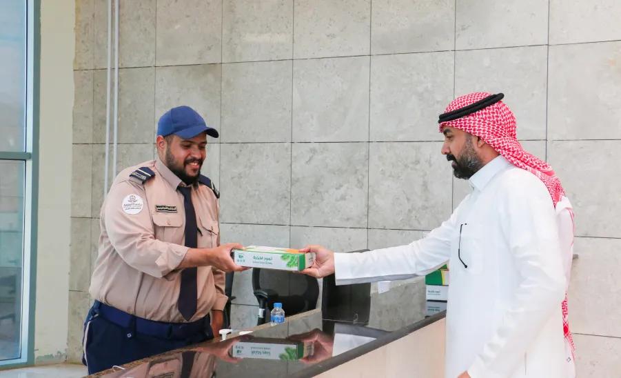 PROJECTS, OPERATIONS, AND MAINTENANCE ADMINISTRATION DISTRIBUTES DATES TO UNIVERSITY STAFF - صورة