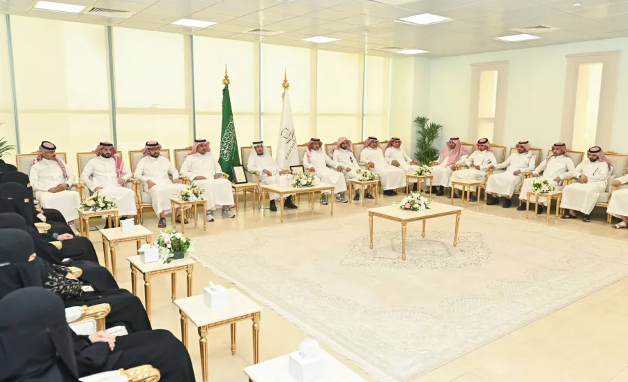 وكيل الجامعة للشؤون التعليمية يزور الإدارة العامة للموارد البشرية مهنئًا بمنجز الارتباط الوظيفي - زيارة الموارد البشرية 