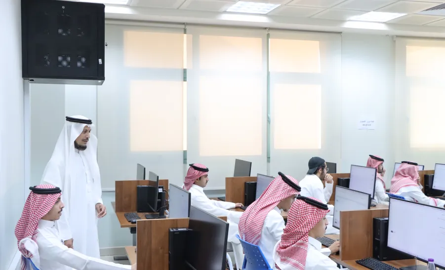 Vice-Rector for Educational Affairs Inspects Final Examinations at College of Business Administration -  اختبارات الفصل الصيفي