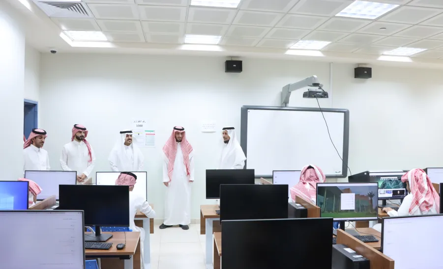 Vice-Rector for Educational Affairs Inspects Final Examinations at College of Business Administration -  اختبارات الفصل الصيفي